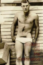 Uomo anni 50 che tira la