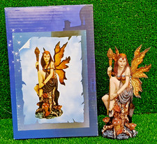 Les Alpes 042 205 Fate dei Segreti "Fata Seduta s/Tronco c/Bastone della Magia"