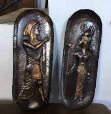 Due piatti in rame di forma