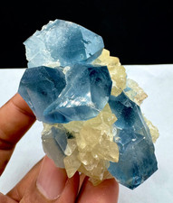 Raro grappolo di cristalli celesti blu con esemplare di calcite 730 carati @minerale