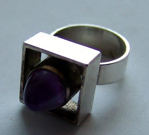 Dal moderno anello in - n.e.,