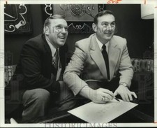 Foto stampa 1977 TCU allenatore di calcio F.A. Dry draws play as F orologi Windegger