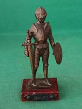 VECCHIA STATUA STATUETTA CAVALIERE GUERRIERO MEDIEVALE OTTONE BASE LEGNO. DA20