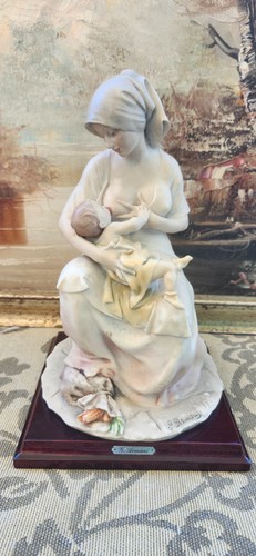 Statua della madre che - della,