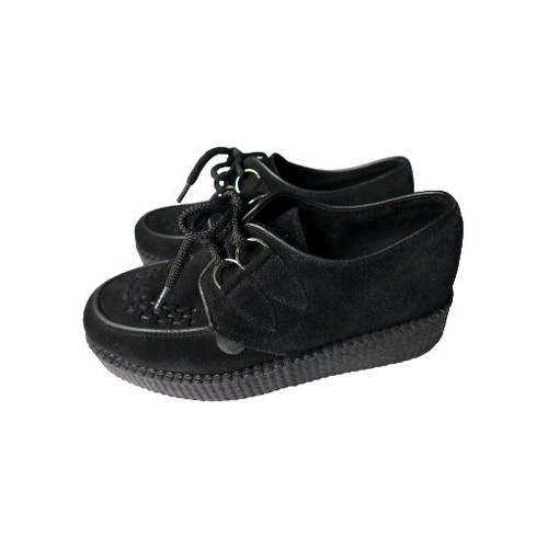 Scarpe scamosciate sotterranee