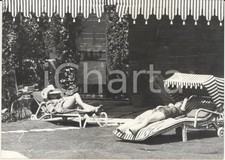 1959 ROMA Via Aurelia Antica - Sophia LOREN prende il sole a bordo piscina *Foto