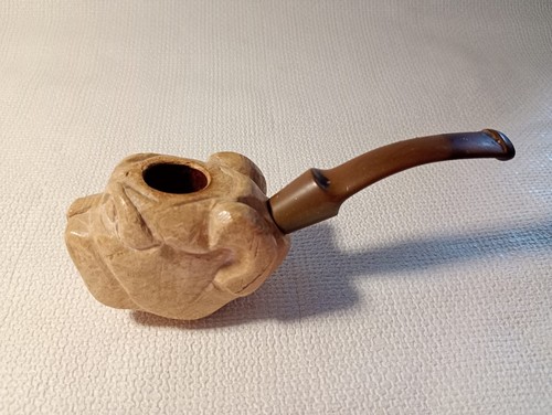 Vecchia pipa fumata italiana