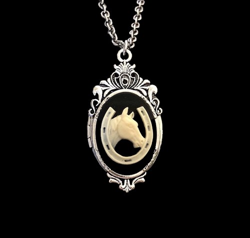 Collana medaglione cavallo - , e