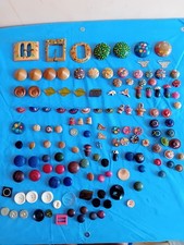 Lotto 135 bottoni antichi in legno dipinti a mano