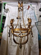 Lampadario Dorato e Cristalli