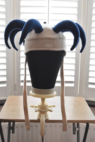 Cappello nuovo con etichette