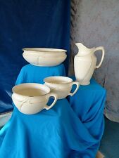 brocca e catino e due vasi da notte