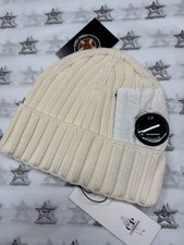 Berretto nuovo con etichette