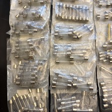 Lotto di oltre 200 fusibili tubolari in vetro bus assortiti nuovi vecchio stock