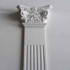 Colonna piatta romana o greca in stile corinzio a parete, pilastro, in poliureta