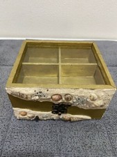 Portagioie in legno color oro con scomparti