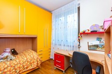 cameretta bambino/a a ponte due posti letto, scrivania angolare e libreria