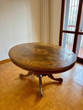 Tavolo da pranzo retrò con disegni intarsiati