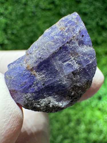 Cristallo tanzanite con - tanzanite, cambio