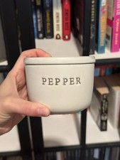 Cuore e Casa con Contenitore Pepe in Gres Magnolia con Coperchio 3" x 4"