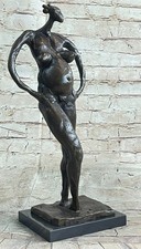 Gia Standing Donna Omaggio