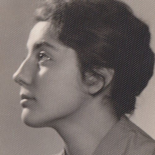 Elegante giovane donna profilo