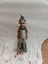 CAVALIERE  A CAVALLO IN ALTA