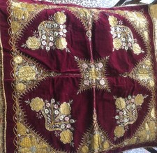 ricamo artistico in oro zecchino su velluto rosso e frange