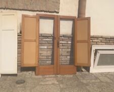 Vecchia antica finestra in legno massello a due ante con vetri e scuri