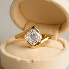 Anello di Fidanzamento 3 CTW Asscher Taglio Proposta Moissanite Placcato Oro Giallo 14k