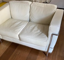 Divano biposto e due poltrone in stile Le Corbusier