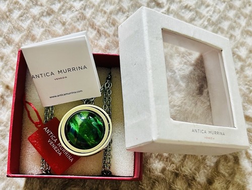 Collana con ciondolo verde