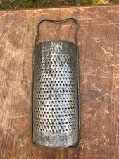 Antica grattugia rotante per