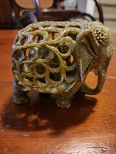 Elefante intagliato in pietra saponaria