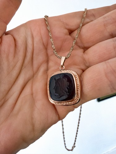 Collana con ciondolo cammeo