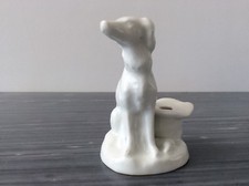 Cane porcellana inchiostro segugio ben seduto inizio XIX secolo Blanc De Chien 13 cm.h