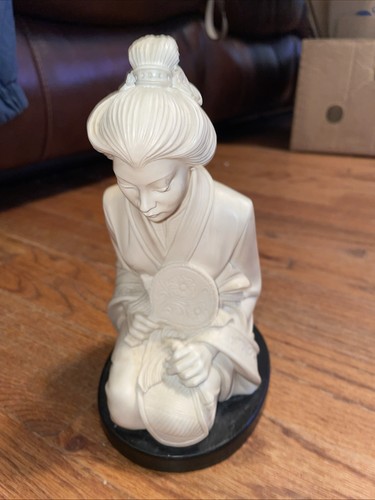 Scultura statuina ragazza