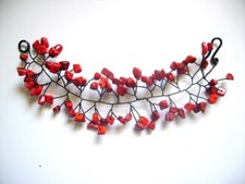 bracciale rosso con chips di corallo bamboo, filo metallico nero