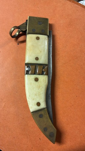 Coltello pieghevole militare