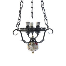 LAMPADARIO STILE LIBERTY FRANCESE IN FERRO, LAMIERA DI FERRO, OTTONE E CERAMICA