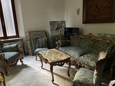 Salotto completo in legno intagliato foglia oro e tessuto damascato