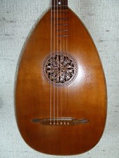 vecchio liuto per chitarra con decorazione in madreperla sulla testa, esempio sonoro! pronto per giocare