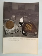 Auto Ferrari all'interno dello stabilimento di Maranello. Fotografia Dufoto.