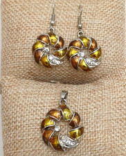 PARURE SMALTATA CON ORECCHINI E CIONDOLO