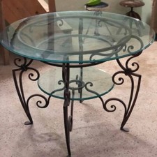 Tavolino da salotto tondo in ferro battuto fatto a mano con piani in vetro 