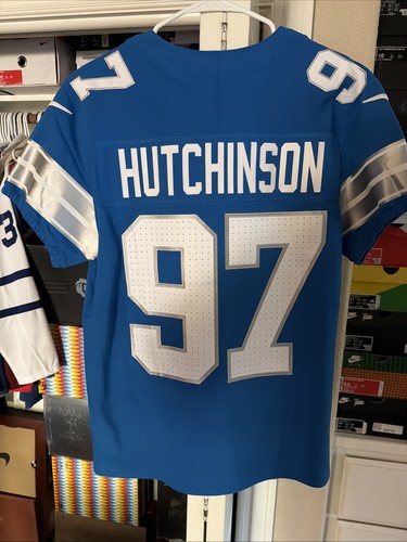 Maglia nuova con etichette