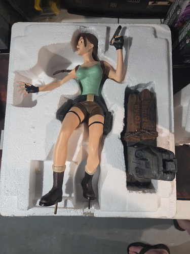 Statua varner 2000 - tomb, raider
