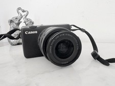 Fotocamera digitale mirrorless Canon EOS M10 funzionante con obiettivi Canon 22mm e 15-45mm