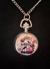 Ciondolo orologio uccellini in gabbia con rose catena 35" nuovo batteria funziona molto bene