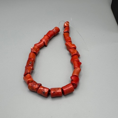 Perline corallo rosso su - rosso,
